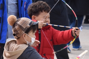 [한 컷 세상] 미래의 궁사