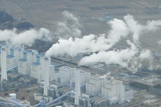 오염물질을 뿜어내는 당진화력발전소. 당진 대기오염 배출 주범의 하나다.  당진시 제공