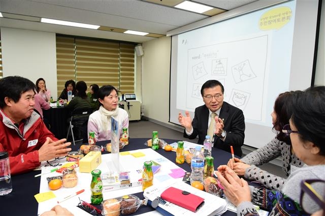 지난해 12월 묵동과 중화동의 건강 생태계 조성사업의 일환으로 열린 ‘건강한 마을 만들기 주민 참여 토론회’에 참석한 류경기(왼쪽) 중랑구청장이 주민들과 둘러앉아 생활 속에서 건강을 지킬 수 있는 방법에 대해 이야기를 나누고 있다.  중랑구 제공