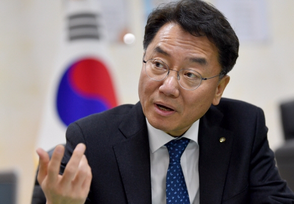 김선갑 광진구청장이 6일 서울신문과 가진 신년인터뷰에서 올해 구정 목표와 원칙을 설명하고 있다.  박지환 기자 popocar@seoul.co.kr