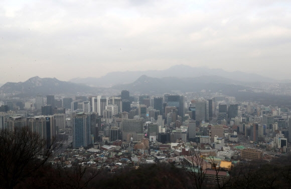 미세먼지로 뿌옇게 보이는 서울 시내