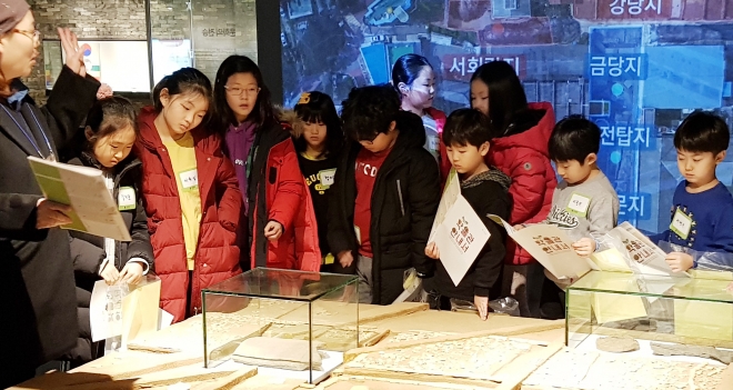 학생들이 흥미로운 표정으로 박물관 전시관을 관람하고 있다. 지난해 진행된 프로그램 한 장면 