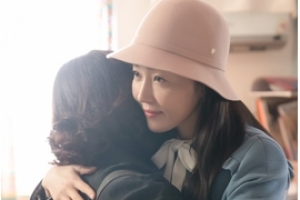 ‘봄이 오나 봄’ 엄지원X이유리, 애틋 포옹 포착 ‘황금이불’ 무엇?