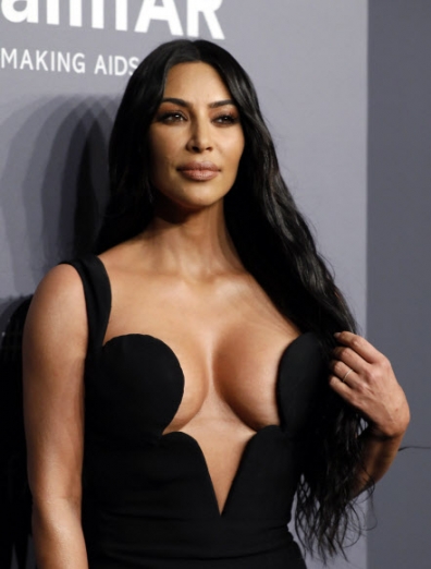 킴 카다시안이 6일(현지시간) 미국 뉴욕의 치프리아니 월 스트리트에서 열린 amfAR 갈라 파티에 참석해 포즈를 취하고 있다.<br>EPA 연합뉴스