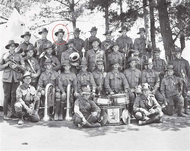 1914년 11월 호주에서 13대대 군악대가 편성된 직후 촬영한 사진. 맨 뒷줄 왼쪽에서 세 번째 안경 쓴 군악병이 로버트 쿰스(당시 32세)로 추정되는 인물이다.  클 제공