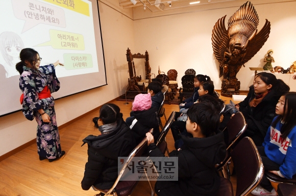 박물관을 찾은 초등학생들이 일본문화에 관련해 일본인 유미 선생님에게 설명을 듣고 있다.