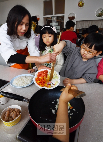 유치원생들이 인도네시아 음식인 나시고랭(볶음밥) 만들기 요리체험을 하고 있다.