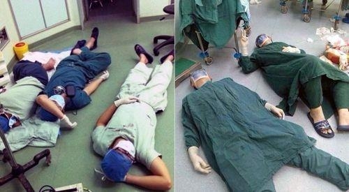 중국의 의대생들이 바닥에 누워 쉬고 있다. 2019.2.8. 바이두