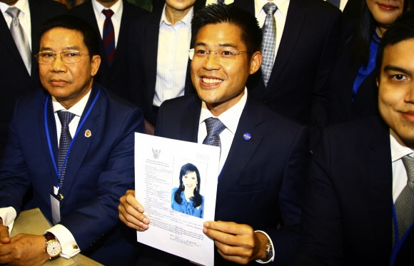태국 프리차 폴퐁파닛 타이락사차트당 대표가 8일 오전 수도 방콕에서 우본랏타나 라자칸야 공주를 총리 후보 지명 관련 서류를 선관위에 제출하고 있다.  방콕 AP 연합뉴스
