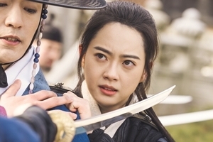 ‘해치’ 고아라, 목에 칼 들어와도 흔들림 없는 눈빛 “긴장감 최고조”