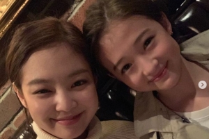 “마이 리틀 베이비” 제니, 엘라 그로스와 인증샷 ‘친자매급’ 싱크로율