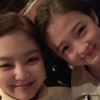 “마이 리틀 베이비” 제니, 엘라 그로스와 인증샷 ‘친자매급’ 싱크로율
