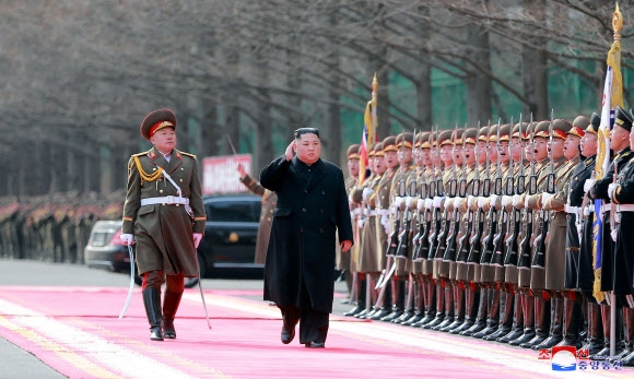 북한 건군절 맞아 인민무력성 방문한 김정은 위원장