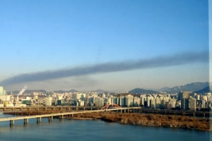 서울 하늘에 검은 연기띠…고양 성석동 화재 때문