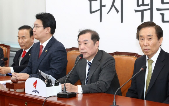 발언하는 자유한국당 김병준 비대위원장
