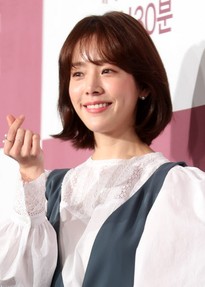 배우 한지민이 11일 서울 여의도 콘래드호텔에서 열린 JTBC 새 월화드라마 ‘눈이 부시게’ 제작발표회에서 포즈를 취하고 있다. 2019.2.11<br>연합뉴스