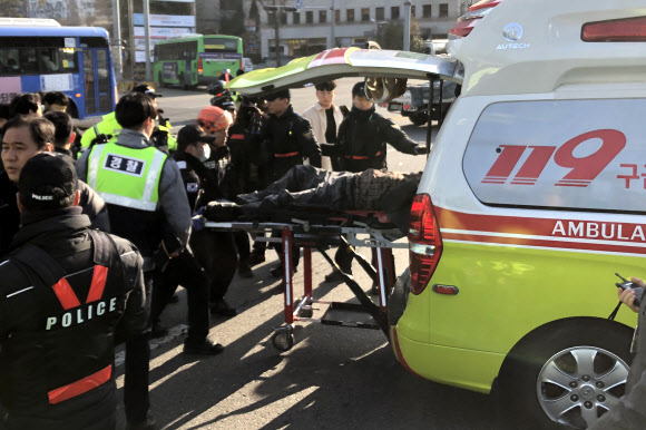 11일 오후 서울 여의도 국회 앞 도로에서 한 택시기사가 분신을 시도했다. 분신한 택시기사가 구급차로 호송되고 있다. 2019.2.11 <br>연합뉴스