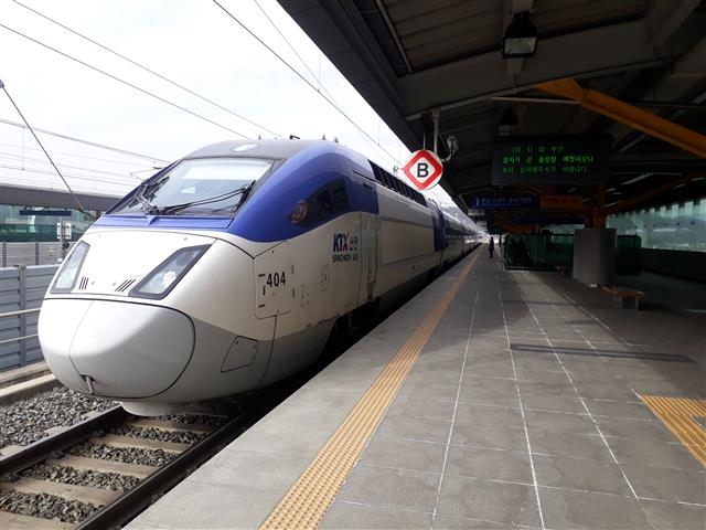 KTX 김천(구미)역에 KTX가 정차해 있다.  김천시 제공