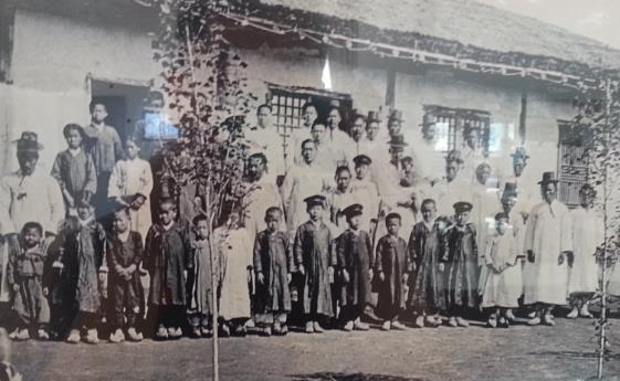 김구응 의사의 사진은 남아 있지 않다. 1915년쯤 찍은 병천교회 남자 교인들의 모습인데 뒤에 서 있는 성인들이 진명학교 교사라고 한다. 그 중의 한 사람이 김 의사일 것으로 추정된다.