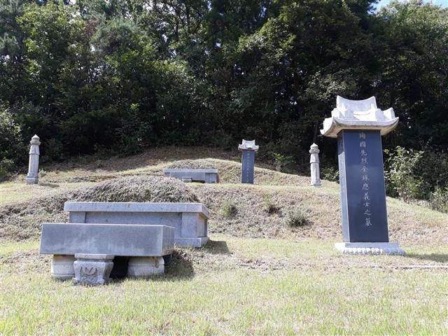 천안시 동남구 병천면 가전리에 있는 김구응 의사의 묘소. 뒤쪽에 어머니 최정철 여사의 묘소도 있다.