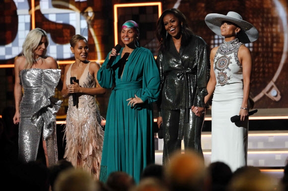 단독 사회를 맡은 얼리샤 키스(가운데)가 버락 오바마 전 미국 대통령 부인 미셸 오바마(오른쪽 두 번째)와 오프닝 무대에서 웃고 있다. 올해 그래미 어워즈는 여성과 비(非)백인이 주인공이었다.  로스앤젤레스 로이터 연합뉴스