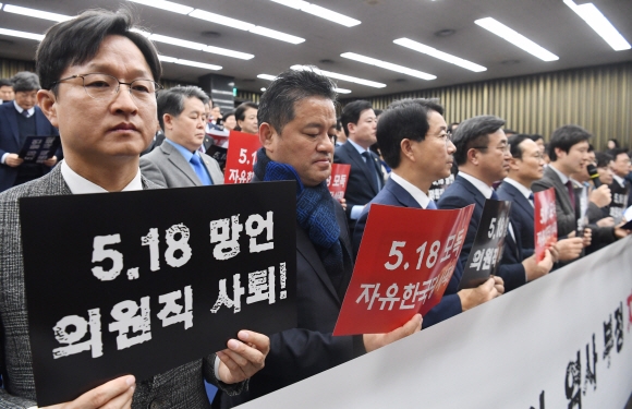 더불어민주당 소속 의원들이 11일 국회에서 의원총회를 열고 일부 자유한국당 의원의 5·18 민주화운동 망언을 규탄하는 피켓시위를 하고 있다.  김명국 선임기자 daunso@seoul.co.kr