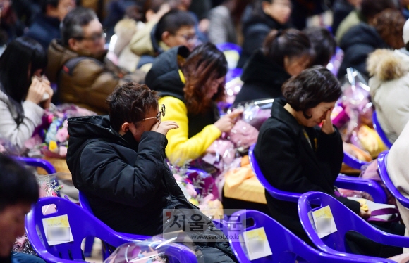 12일 경기 안산 단원고등학교에서 열린 세월호 희생 단원고 학생들의 명예졸업식에 참석한 가족들이 학생들을  대신해 자리에 앉아  있다.  2019. 2. 12  정연호 기자 tpgod@seoul.co.kr