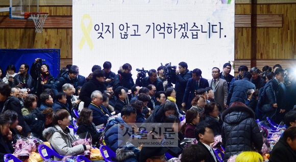 12일 경기 안산 단원고등학교에서 열린 세월호 희생 단원고 학생들의 명예졸업식에 참석한 가족들이 학생들의 자리에 대신 앉아  있다.  2019. 2. 12  정연호 기자 tpgod@seoul.co.kr