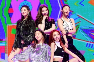 JYP 신인 걸그룹 있지(ITZY), 수지~트와이스 응원 속 당찬 데뷔