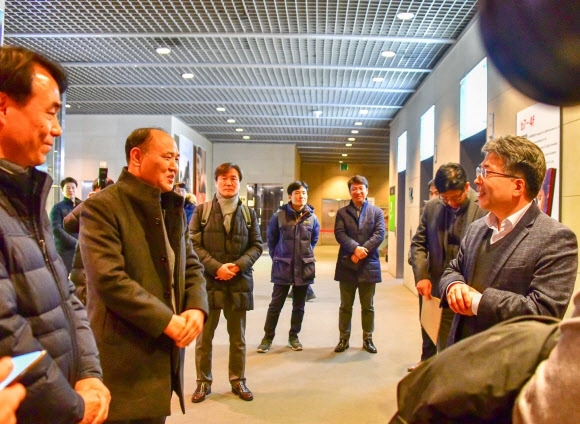 민갑룡(오른쪽) 경찰청장이 11일 서울 종로구의 한 영화관에서 마약 수사반의 활약상을 그린 영화 ‘극한직업’을 김석환(왼쪽 두 번째) 서울경찰청 광역수사대 마약수사계 팀장 등 일선 형사들과 함께 단체 관람한 뒤 이야기를 나누고 있다.  경찰청 제공