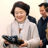 靑에 매장 연 ‘문재인 구두’ 업체… 김정숙 여사도 구매