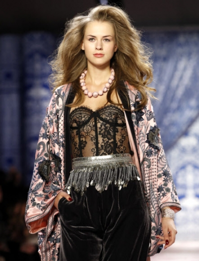 12일(현지시간) 미국 뉴욕에서 열린 ‘뉴욕 패션위크’에서 디자이너 나임 칸(Naeem Khan)의 컬렉션 의상을 입은 모델들이 런웨이를 걷고 있다.<br>AP 연합뉴스