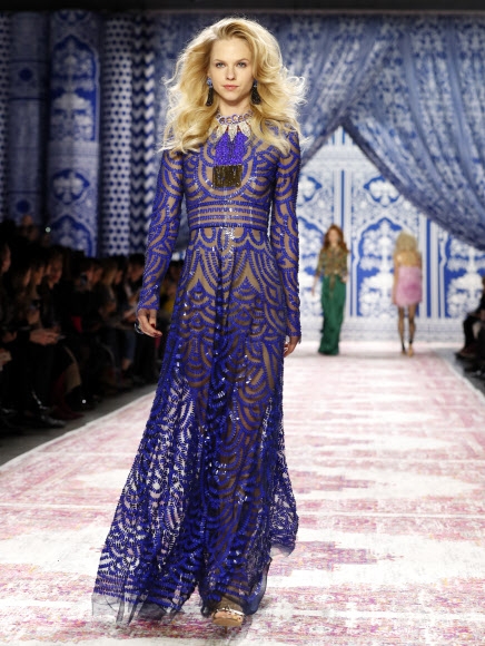 12일(현지시간) 미국 뉴욕에서 열린 ‘뉴욕 패션위크’에서 디자이너 나임 칸(Naeem Khan)의 컬렉션 의상을 입은 모델들이 런웨이를 걷고 있다.<br>AP 연합뉴스