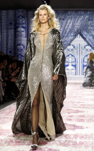 12일(현지시간) 미국 뉴욕에서 열린 ‘뉴욕 패션위크’에서 디자이너 나임 칸(Naeem Khan)의 컬렉션 의상을 입은 모델들이 런웨이를 걷고 있다.<br>AP 연합뉴스