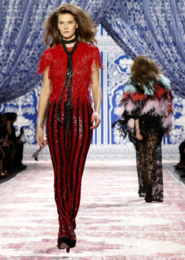 12일(현지시간) 미국 뉴욕에서 열린 ‘뉴욕 패션위크’에서 디자이너 나임 칸(Naeem Khan)의 컬렉션 의상을 입은 모델들이 런웨이를 걷고 있다.<br>AP 연합뉴스