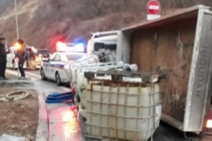 용인서울고속도 서판교 진입로서 트럭 넘어져 황산 200ℓ 누출