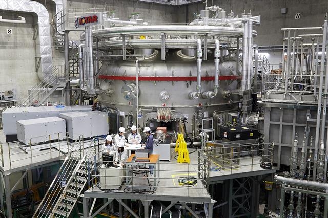 차세대초전도핵융합연구장치인 ‘KSTAR’는 2007년 9월 완공돼 2008년 7월부터 본격적으로 운영되면서 한국형 핵융합실증로 건설에 필요한 독자적 연구를 수행하고 있다. 국가핵융합연구소 제공 