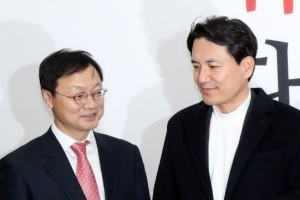 자유한국당 ‘5·18 망언’ 징계 결론 못 내…‘태극기 부대’ 몰려와 진통