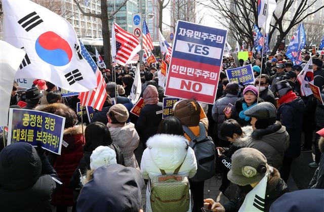 자유한국당 서울시당 앞으로 모여 든 김진태 지지자들