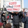 ‘태극기 부대’ 눈치보는 한국당… 4당, 망언 3인 퇴출 압박