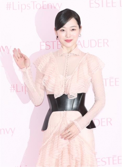 가수 겸 배우 설리가 13일 오후 서울 강남구 신사동 팝업 스토어에서 열린 뷰티 브랜드 에스티 로더의 신제품 출시 기념행사에 참석해 포즈를 취하고 있다. 2019.2.13.<br>뉴스1