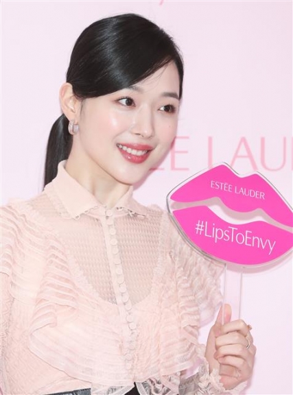 가수 겸 배우 설리가 13일 오후 서울 강남구 신사동 팝업 스토어에서 열린 뷰티 브랜드 에스티 로더의 신제품 출시 기념행사에 참석해 포즈를 취하고 있다. 2019.2.13.<br>뉴스1