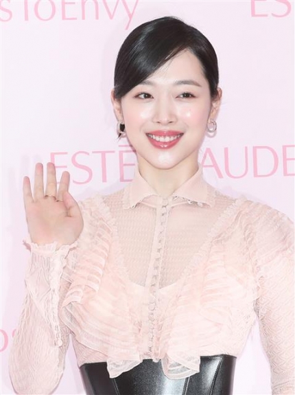 가수 겸 배우 설리가 13일 오후 서울 강남구 신사동 팝업 스토어에서 열린 뷰티 브랜드 에스티 로더의 신제품 출시 기념행사에 참석해 포즈를 취하고 있다. 2019.2.13.<br>뉴스1