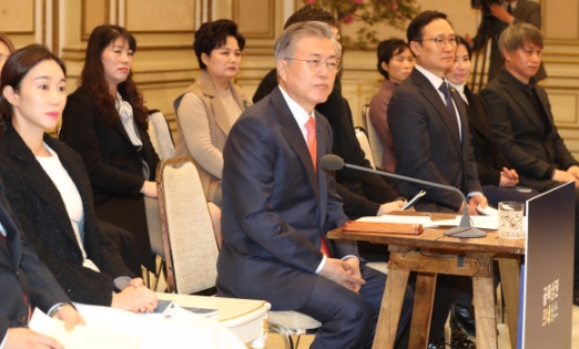 [서울포토] ‘절절한 하소연에 고심하는’ 문 대통령…자영업·소상공인과 대화