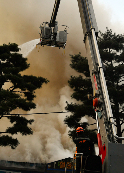 14일 화재가 발생한 서울 중구 을지로 4가 인근 철물점 밀집지역에서 소방대원들이 화재진압 작업을 벌이고 있다. 2019. 2. 14. 박윤슬 기자 seul@seoul.co.kr