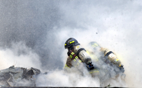 14일 화재가 발생한 서울 중구 을지로 4가 인근 철물점 밀집지역에서 소방대원들이 화재진압 작업을 벌이고 있다. 2019. 2. 14. 박윤슬 기자 seul@seoul.co.kr