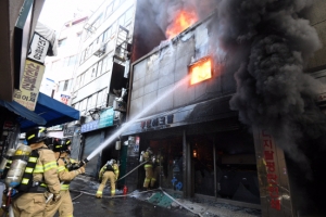 [서울포토] ‘을지로 화재’ 진압 작업중