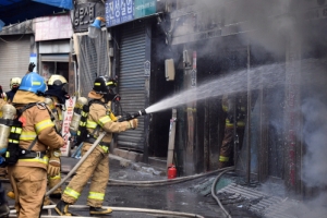 서울 을지로 화재 “12명 대피…인명피해 없어”…인근 도로 통제