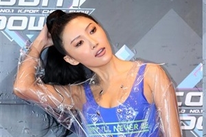 화사, 박진영도 놀랄 비닐 의상에 시선 집중 ‘당당한 포즈’