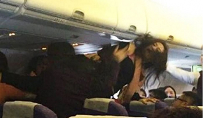 중국에서 홍콩으로 향하던 비행기 안에서 우는 아기때문에 싸움이 벌어져 한 여성이 여객기 좌석을 크게 이탈하고 있다. 출처:사우스차이나모닝포스트